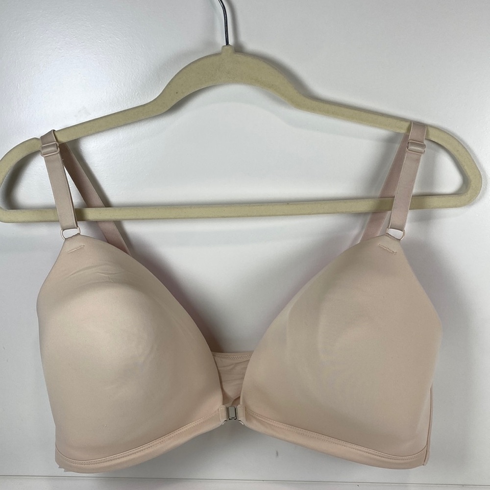 Pink Victoria's Secret wear everywhere lightly lined bra nude magnetic clasp‎